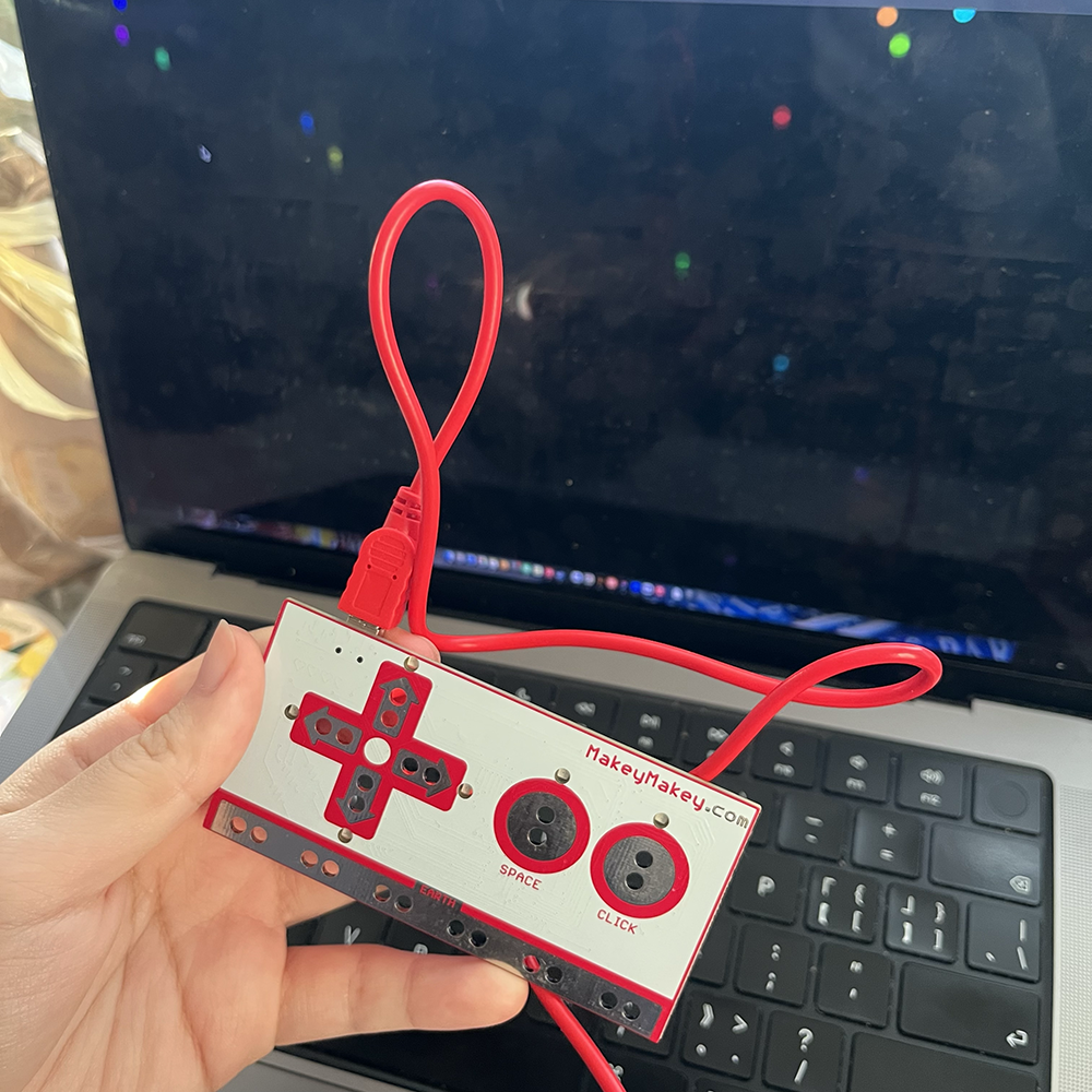 Picture of how the computer connect with Makey Makey and control with visual effect #3