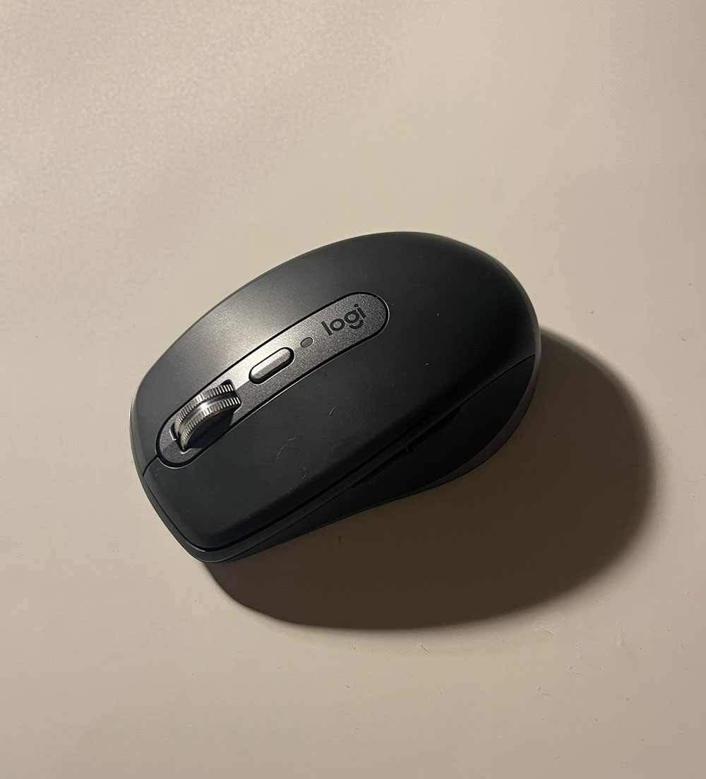 Top of the mouse with scroll whell