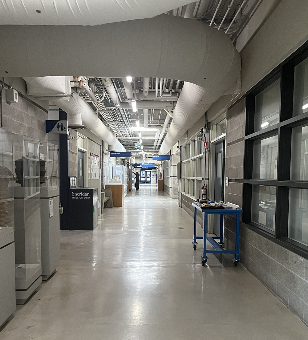 In this space, I think it is possible to design a ceiling light that can be placed on the roof as a functional design as an AR project.